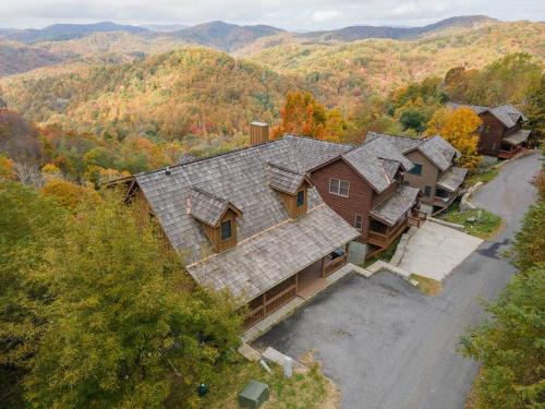 Firefly Cabin! Hot Tub, Sauna, near Ski Resort