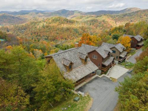 Firefly Cabin! Hot Tub, Sauna, near Ski Resort