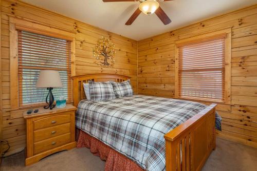 Firefly Cabin! Hot Tub, Sauna, near Ski Resort