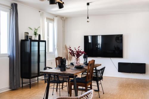 Hybrid Work-Play Retreat - 2BR, 1B central Kreuzberg, Берлин (фото 10)
