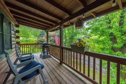 Bears Den! Cozy Mountain Cabin w/ Fire Pit in Waynesville, USA