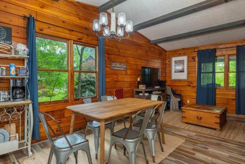 Bears Den! Cozy Mountain Cabin w/ Fire Pit in Waynesville, USA