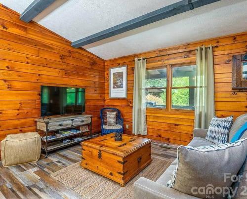 Bears Den! Cozy Mountain Cabin w/ Fire Pit in Waynesville, USA