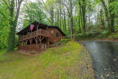 Bears Den! Cozy Mountain Cabin w/ Fire Pit in Waynesville, USA
