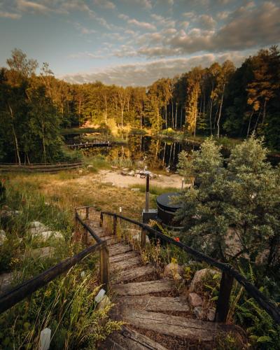 Osada Skoczkowo domki z kominkami, jacuzzi, balią i sauną nad jeziorem