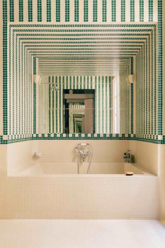 Les Suites Cinabre – Paris, TX