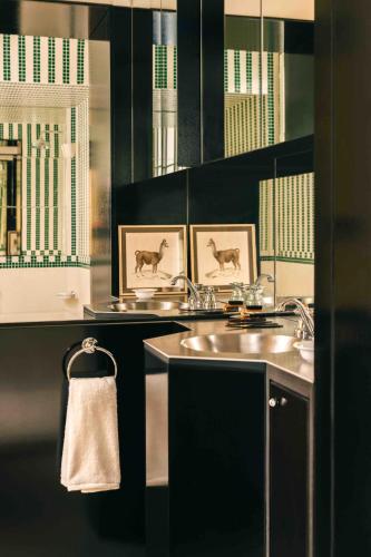 Les Suites Cinabre – Paris, TX