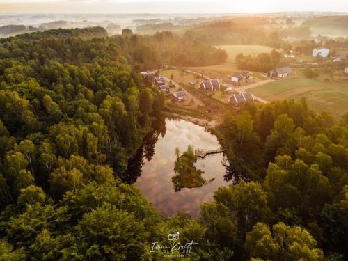 Osada Skoczkowo domki z kominkami, jacuzzi, balią i sauną nad jeziorem