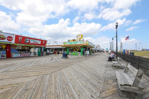 Lovely Abode Walk to Seaside Heights Boardwalk!