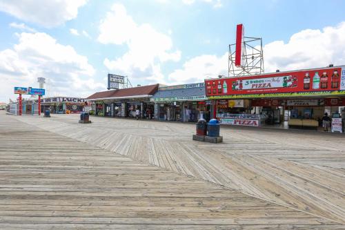 Lovely Abode Walk to Seaside Heights Boardwalk!