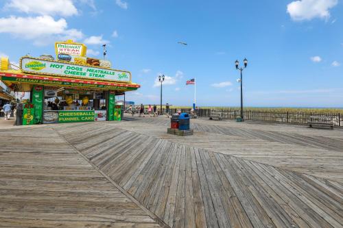 Lovely Abode Walk to Seaside Heights Boardwalk!