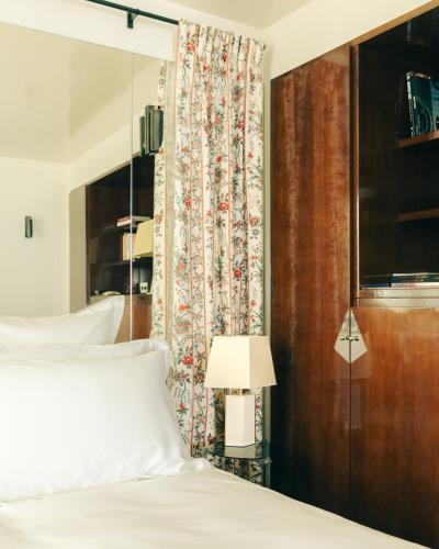 Les Suites Cinabre – Paris, TX