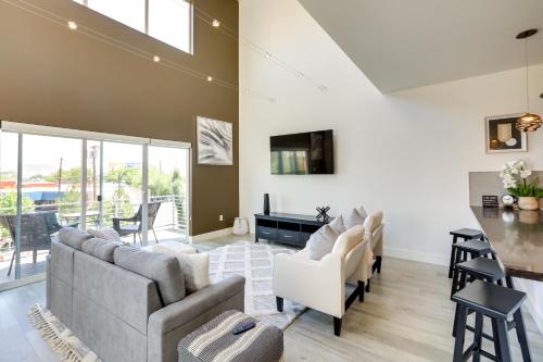 Less Than 2 Mi to Dtwn Reno Gem with Rooftop Patio!