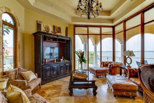 Villa Castello- Water Views & Resort Amenities in Riversdale