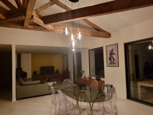 villa avec studio indépendant et piscine (villa avec studio independant et piscine) in Jonquieres (Provence-Alpes-Cote d'Azur)