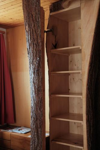 1 queen bed, 1 bunk bed