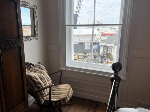 Hotellet från utsidan, Chic Listed House with Harbour and River Views in Central Cowes - Walk to top restaurants in Cowes Medina