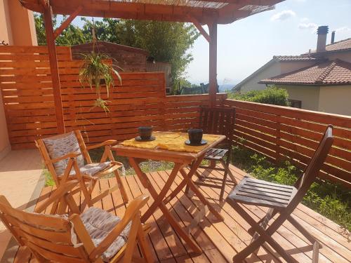 Appartamento indipendente con giardino privato - Castellina Marittima