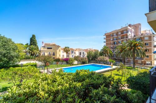 Apartment with Pool View