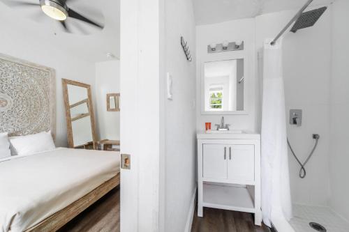 Treehouse Studio Hotel - image 14