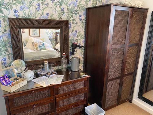 Family Room image 8