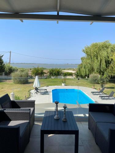 Gyra Villas - Seaview Villa Fivos with private pool 2