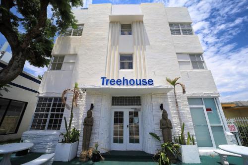Treehouse Studio Hotel - image 6