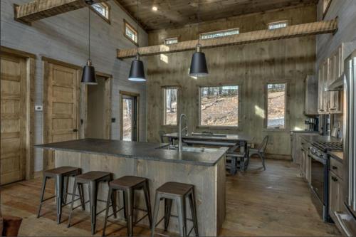 Secluded Luxury Lodge Near Downtown Blue Ridge - Great Views in Blue Ridge, USA