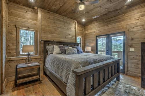 Secluded Luxury Lodge Near Downtown Blue Ridge - Great Views in Blue Ridge, USA