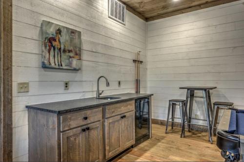 Secluded Luxury Lodge Near Downtown Blue Ridge - Great Views in Blue Ridge, USA