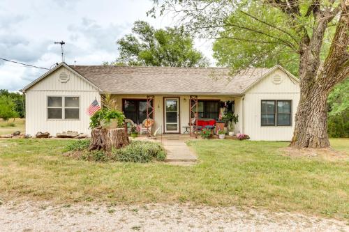 Quiet Countryside Weaubleau Home w/ Patio & Grill! in Galmey (MO)