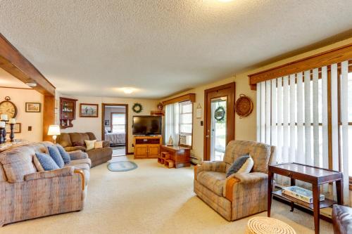 Quiet Countryside Weaubleau Home w/ Patio & Grill! in Galmey (MO)