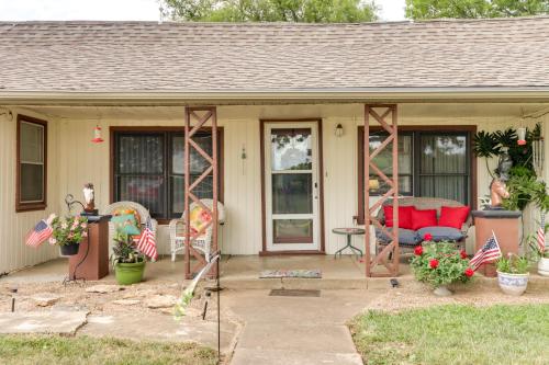 Quiet Countryside Weaubleau Home w/ Patio & Grill! in Galmey (MO)
