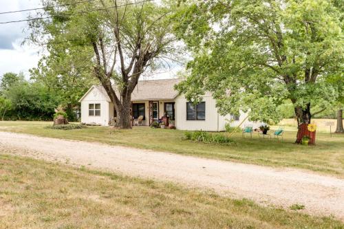 Quiet Countryside Weaubleau Home w/ Patio & Grill! in Galmey (MO)