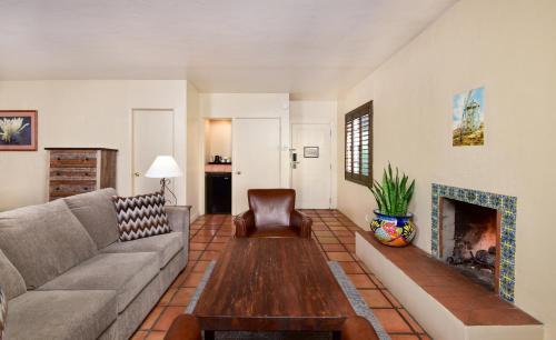 Lodge On The Desert - image 3
