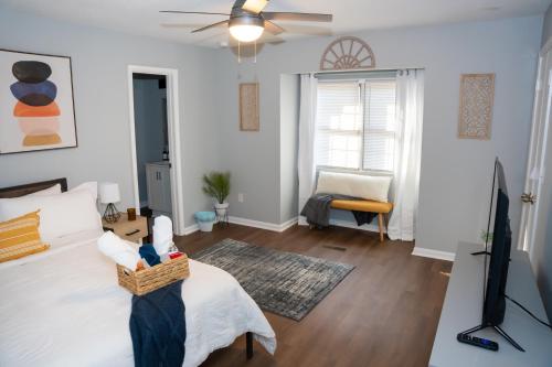 Luxury 3BR Townhome in the Heart of Winston Salem NC - Sleep 6 in Winston-Salem, USA
