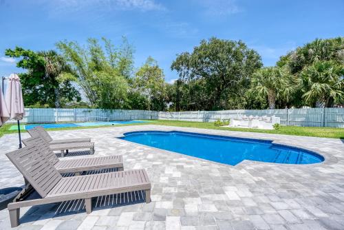 Pickleball Court Heated Pool Fire-Pit West Palm Beach - 8 min to beach in West Palm Beach, USA