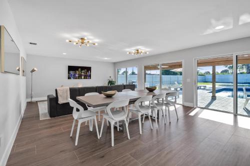 Pickleball Court Heated Pool Fire-Pit West Palm Beach - 8 min to beach in West Palm Beach, USA