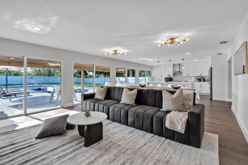 Pickleball Court Heated Pool Fire-Pit West Palm Beach - 8 min to beach in West Palm Beach, USA