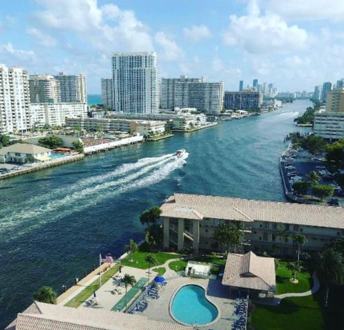 Miami Beach studio 2B/1B in Hallandale Beach, USA