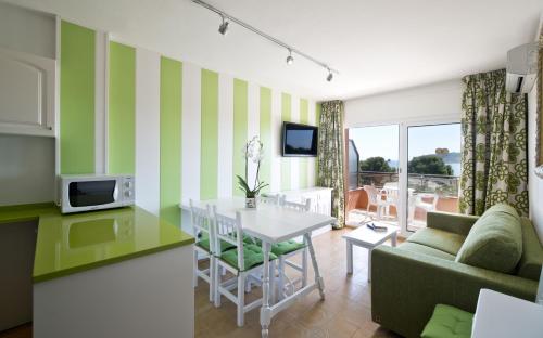 Apartamentos Salles Beach Apartamentos Sallés Beach is conveniently located in the popular L Estartit area. Offering a variety of facilities and services, the hotel provides all you need for a good nights sleep. Family room,