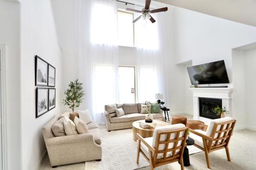Luxe Living 4-bedroom with fireplace & game room in Little Elm, USA