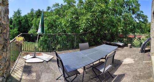 Balcony/terrace, Ancienne ferme tranquille en Haute Ardeche in Belhomme