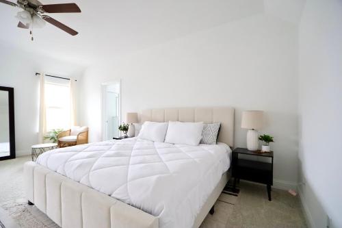 Luxe Living 4-bedroom with fireplace & game room in Little Elm, USA