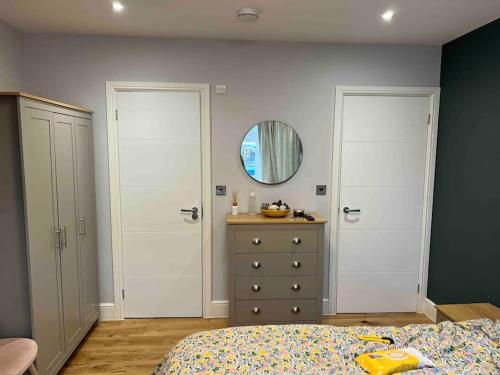 En-suite Double Room - Private Entrance & Free Parking