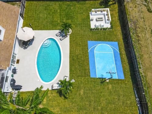 WEST PALM BEACH-Picklebll Court, Basketball Court, Heated Pool, Fire Pit in Lake Worth, USA
