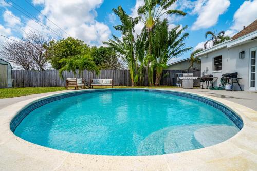 WEST PALM BEACH-Picklebll Court, Basketball Court, Heated Pool, Fire Pit in Lake Worth, USA