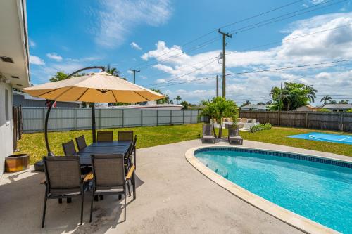 WEST PALM BEACH-Picklebll Court, Basketball Court, Heated Pool, Fire Pit in Lake Worth, USA