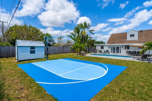 WEST PALM BEACH-Picklebll Court, Basketball Court, Heated Pool, Fire Pit in Lake Worth, USA