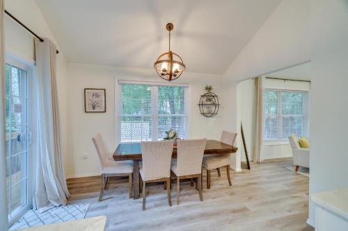 Chic Penn Estates Home 7 Mi to Camelback Mountain in East Stroudsburg, USA